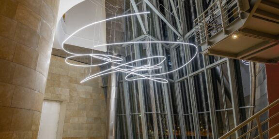 Struttura al neon per la IX Triennale di Milano nell’atrio del Guggenheim Bilbao