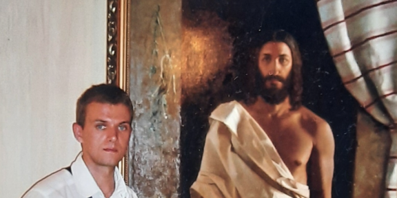 Vitaliy Shtanko in posa davanti al Cristo risorto