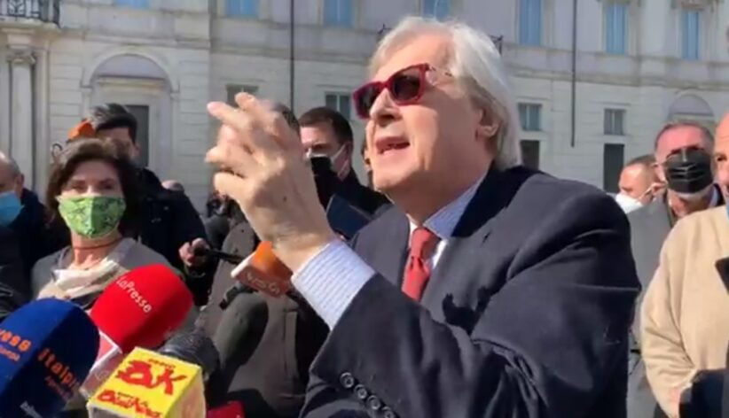 Vittorio Sgarbi durante la conferenza stampa a Piazza Navona