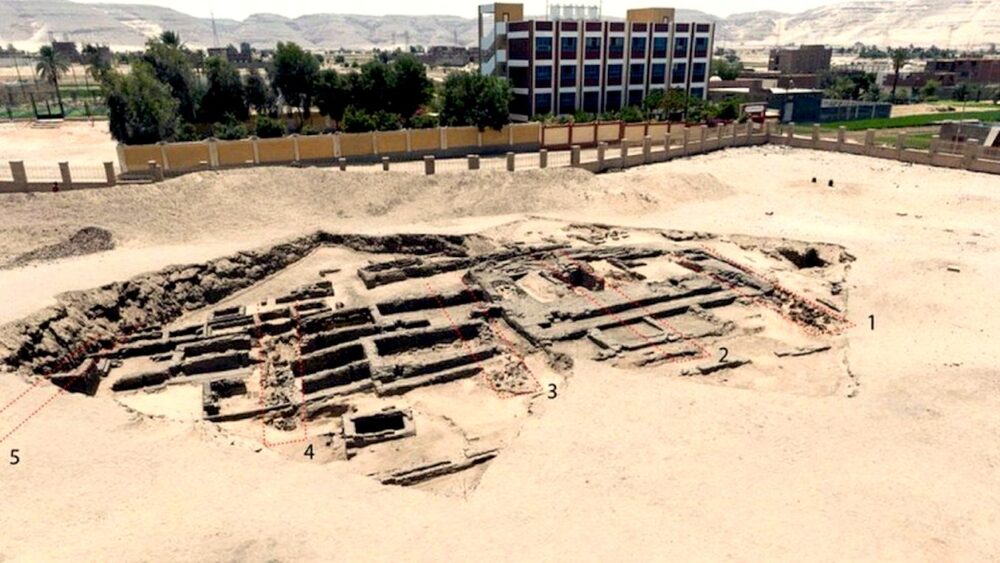 i resti del birrificio scoperto in Egitto (foto Ministry of Tourism and Antiquities)