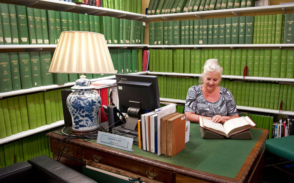Lynda Mcleod negli archivi di Christies