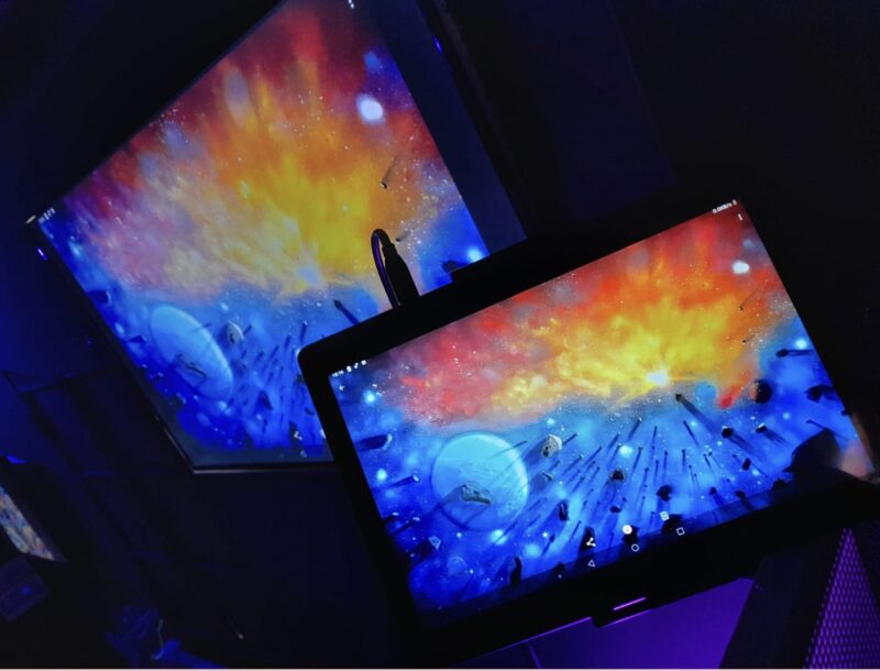 schermi orizzontali ad alta definiziono collegato ad un tablet che permette di scoprire i dettagli delle opere