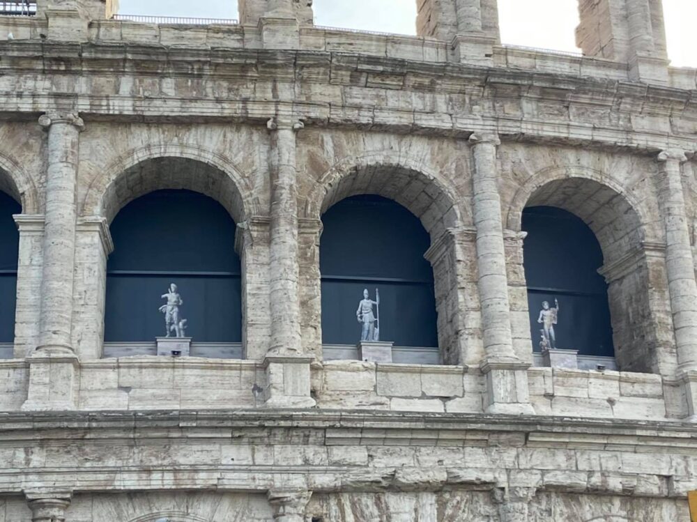 Statue Colosseo mostra Pompei