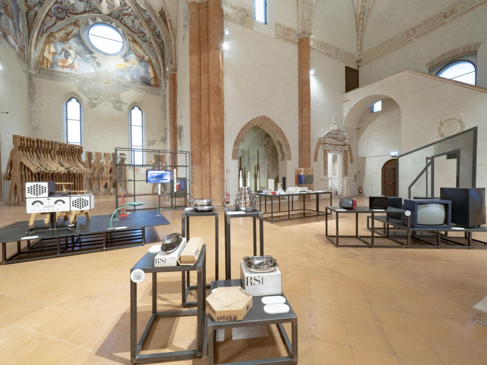 Veduta della mostra Design! Oggetti, processi, esperienze nella Chiesa dell'Abbazia di Valserena, sede dell'Archivio-Museo CSAC dell'Università di Parma. Ph. Paolo Barbaro