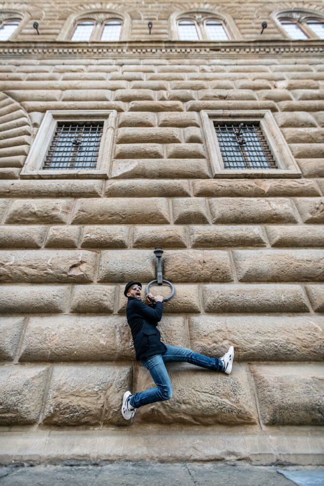 JR davanti a Palazzo Strozzi. Photo Ela Bialkowska, OKNOstudio