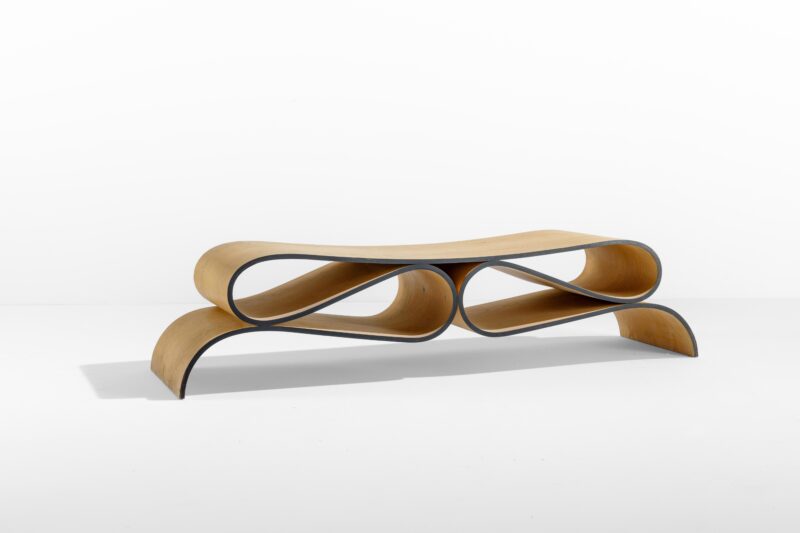 Agenore Fabbri, Panca mod. Nastro di Gala con struttura in legno compensato curvato. Collezione ABV. Marchio Originale. Prod. Tecno, Italia, 1991, cm 160x45x38. Stima: 2.000 - 3.000 euro. Venduto a: 22.500 euro