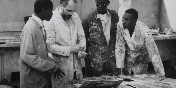 Bruno Ceccobelli con tre studenti, foto di Sandro Vannini, 1993, Accademia di Belle Arti Dakar, Senegal