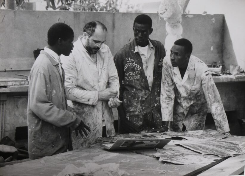 Bruno Ceccobelli con tre studenti, foto di Sandro Vannini, 1993, Accademia di Belle Arti Dakar, Senegal