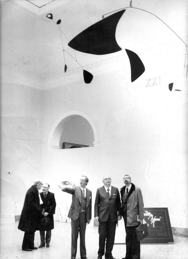 Franco Russoli osserva Calder