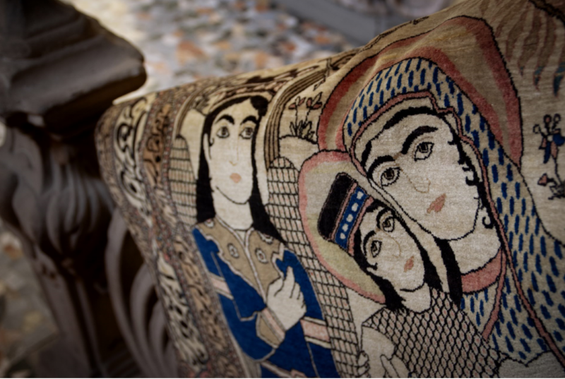 Tappeto Keshan, scuola di Motashem, Persia, fine secolo XIX. Decoro pittorico raffigurante Madonna col Bambino attorniato da un principe alato ed una principessa genuflessa, ai piedi un fiume con dei pesci ed un paesaggio con animali. Cartiglio romboidale in lingua persiano antico al di sopra delle figure. Tra le peculiarità di questo tappeto si evidenziano le numerose scritte in lingua persiana antica contenute in cartigli lungo le bordure. (cm 206x130) Valutazione: € 3.500 - 4.000