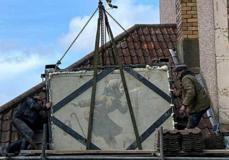 La gru rimuove il murale di Banksy