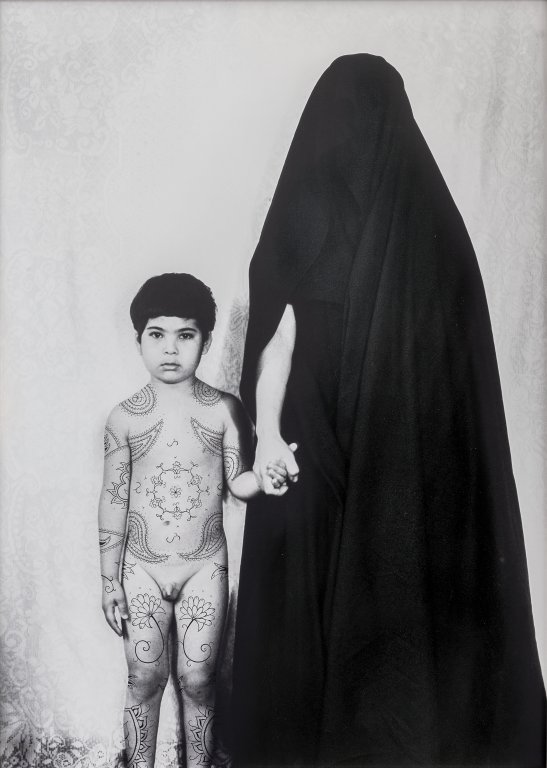 Shirin Neshat, Senza titolo (Mother and son) (1996), stampa ai sali d'argento e inchiostro cm 155x110. Stima € 30.000/33.000