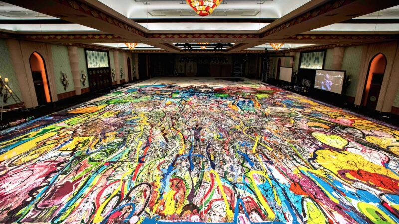 Sacha Jafri con la sua opera The Journey of Humanity dipinta a Dubai