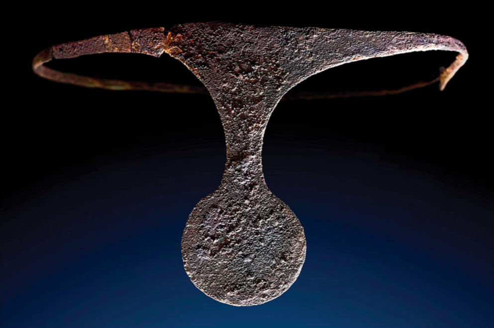 Un diadema d'argento scoperto in Spagna (Courtesy Arqueoecologia Social Mediterrània Research Group, Universitat Autònoma de Barcelona)