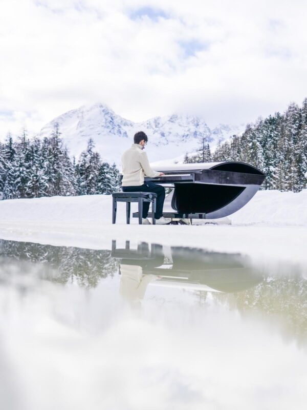 lessandro Martire nel suo ultimo video 'Ice Waves'