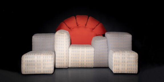 Gaetano Pesce, Canapé modèle 356 dit « Tramonto a New York » Sofa model 356 "Tramonto a New York" (sunset in New York) Black lacquered metal base, wooden frame upholstered with original fabric - 116 x 228 x 90 cm Produced from 1983 to 1992, there are only 42 pieces. Estimate: 8,000 - 10,000 euros