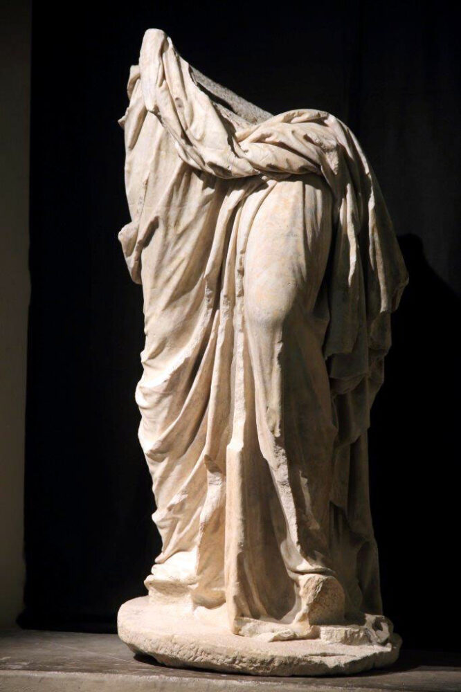 Statua panneggiata firmata Kleomenes - metà I sec. a.C. - foto Carlo Pagani