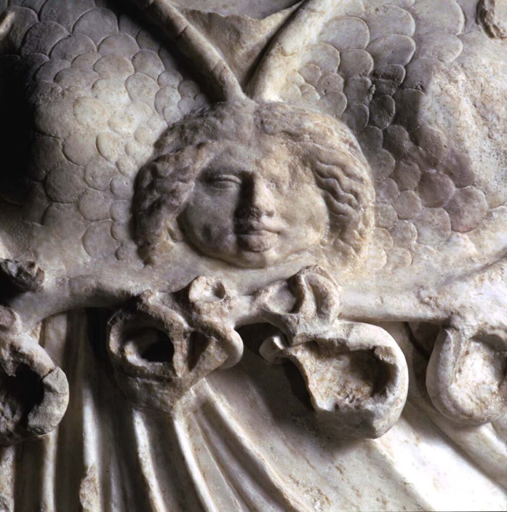 Particolare della Statua della dea Minerva con egida a scaglie con Gorgone e serpentelli penduli.