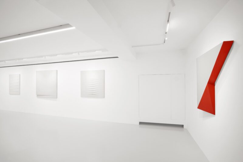 “Nelle pieghe della storia. Agostino Bonalumi, Sandro de Alexandris”. Milano, Galleria 10 A.M. ART