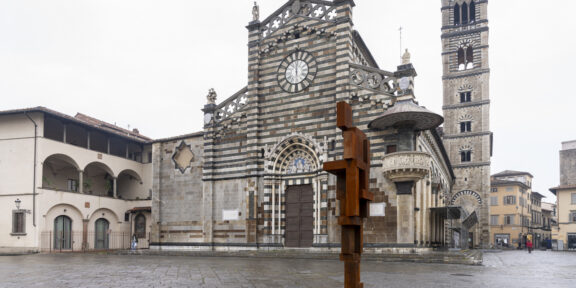 Antony Gormley, Shy, Piazza Duomo, Prato© photo Ela BIlakowska, OKNOstudio