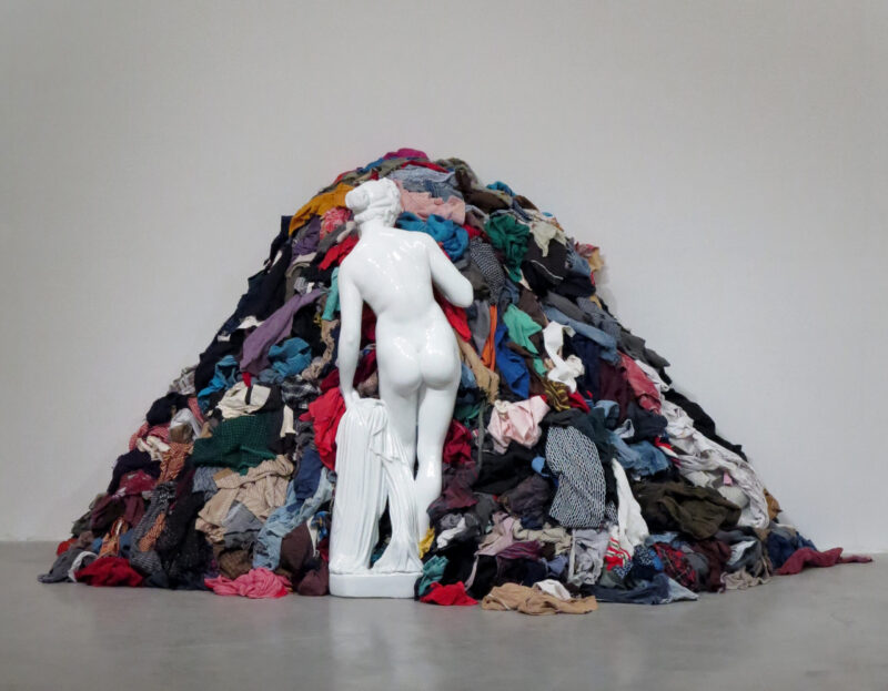 Michekangelo Pistoletto, Venere degli stracci, 1967 Cemento, smalto e stracci 140 x 240 x 80 foto courtesy Galleria Continua, San Gimignano