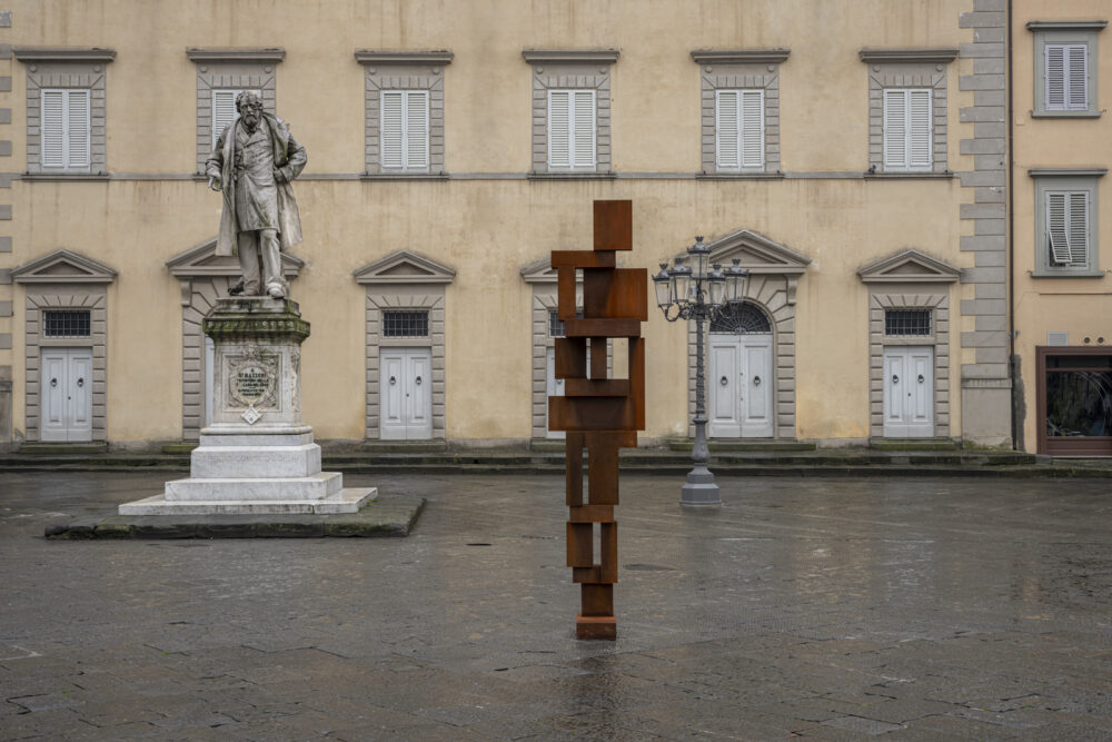 Antony Gormley, Shy, Piazza Duomo, Prato© photo Ela BIlakowska, OKNOstudio