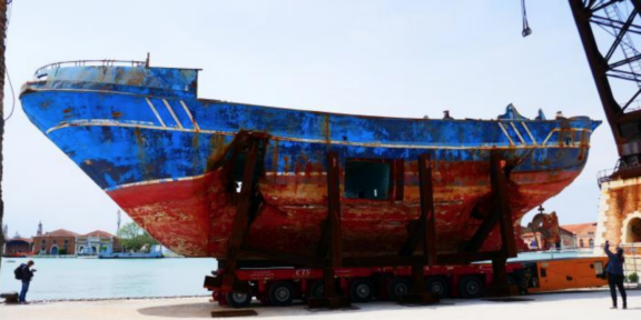 Barca Nostra, il barcone dei migranti esposto da Christoph Büchel alla Biennale 2019