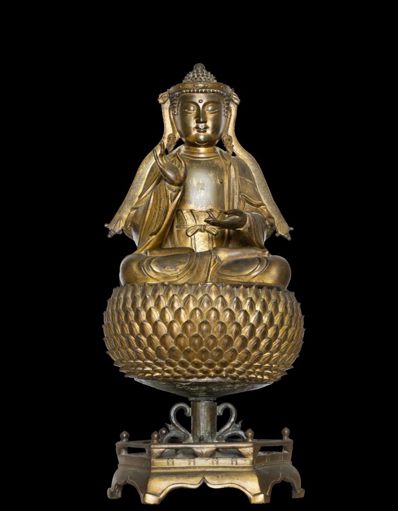 Lotto 1643: Grande scultura in bronzo dorato raffigurante Guanyin, assisa su fiore di loto e su base esagonale. Cina, dinastia Ming, secolo XVII (h. 69 cm.) Venduto: € 106.250