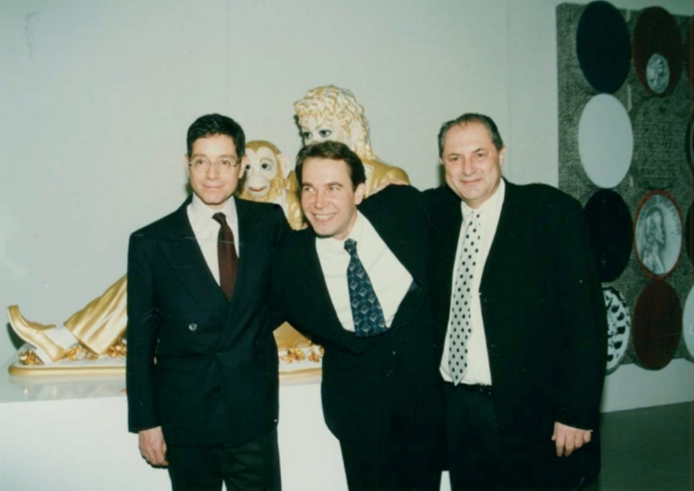 Jeffrey Deitch, Jeff Koons e Dakis Joannou al vernissage della mostra Everything That's Interesting Is New, Atene, 20.1.1996
