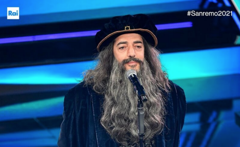 Max Gazzè vestito da Leonardo Da Vinci a Sanremo