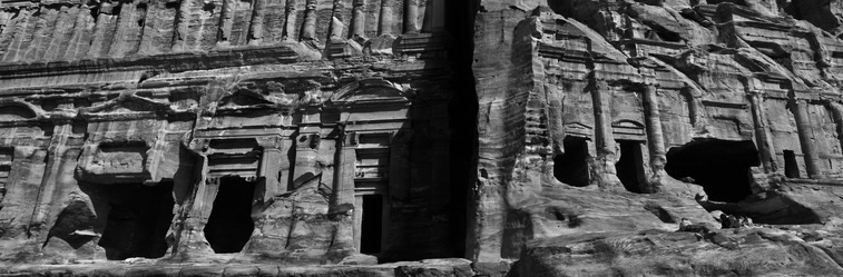 Tomba del Palazzo (a sinistra) e Tomba Corinzia (a destra) a Petra (Giordania, fotografati da Koudelka nel 2019.