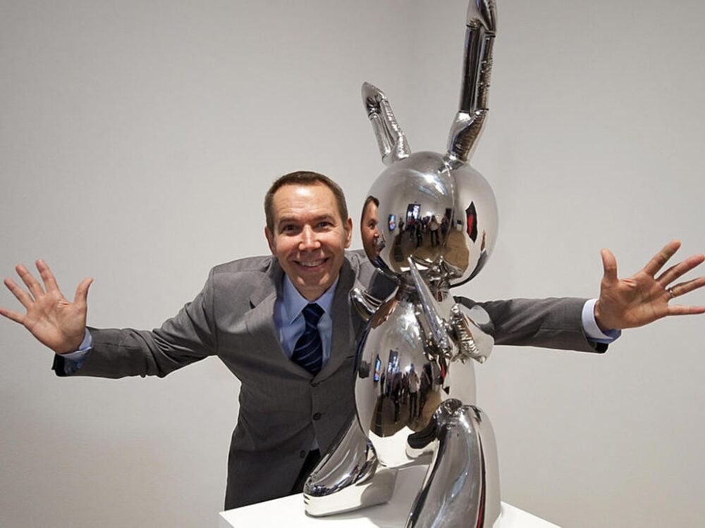 Jeff Koons posa con la sua opera da record Rabbit