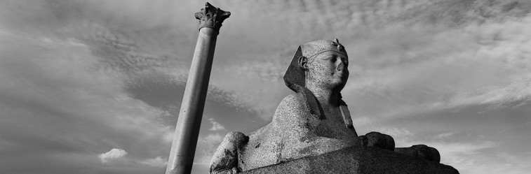 sfinge in granito rosa e colonna monumentale in granito rosso di Assuan (c. d. “colonna di Pompeo”) dal Serapeo di Alessandria al Cairo, fotografati da Koudelka nel 2012.