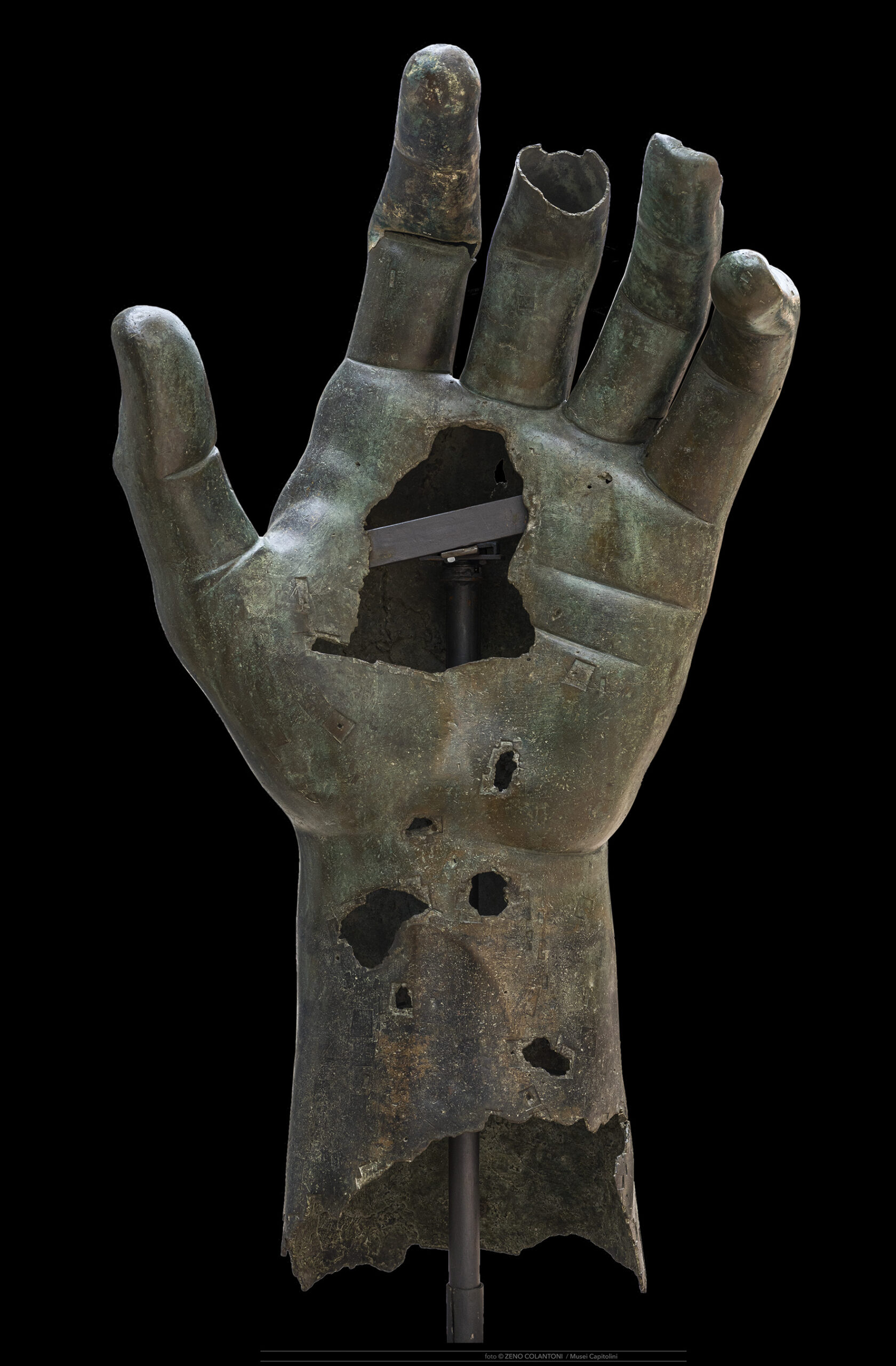 Ricomposta la mano del Colosso di Costantino con dito del Louvre