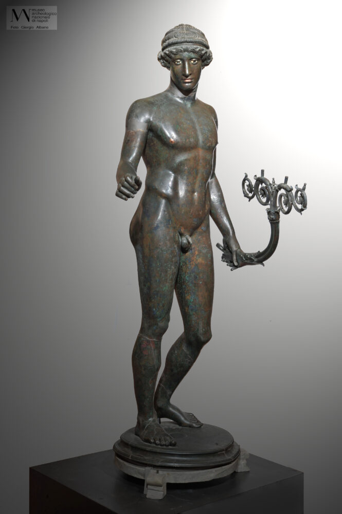 Statua di efebo utilizzata come portalampade