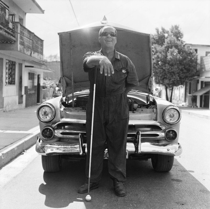 Trinidad, Cuba, 2016 “Posso sentire le parti della macchina e capire i problemi dei motori solo ascoltando i loro suoni. Questo mi aiuta a realizzare un buon lavoro.” 40 x 40 cm ©Christian Tasso