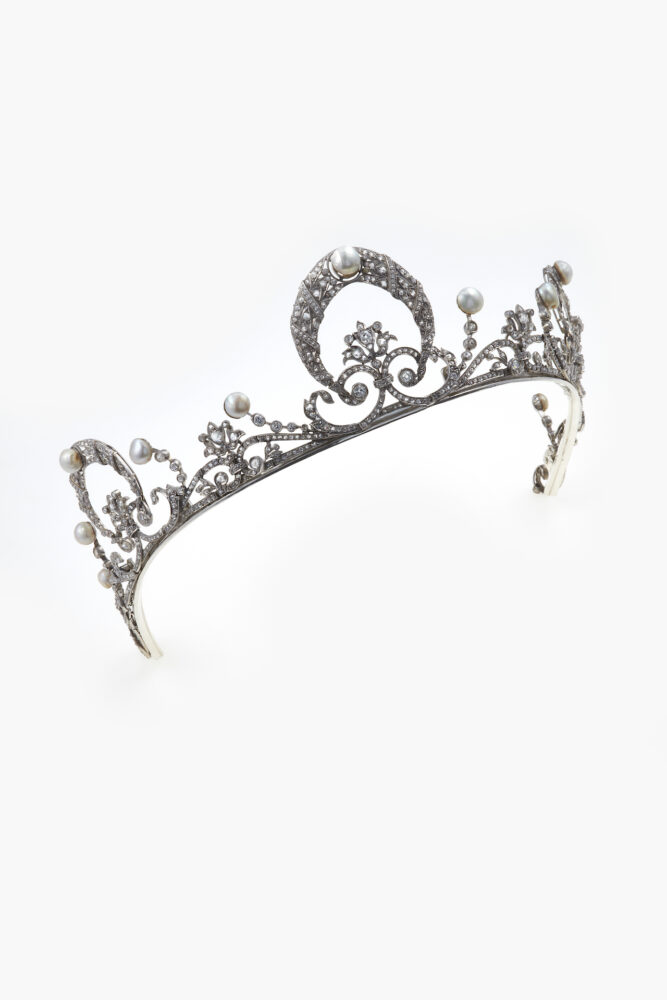 Raffinata tiara in platino, diamanti e mezze perle naturali Provenienza: collezione privata