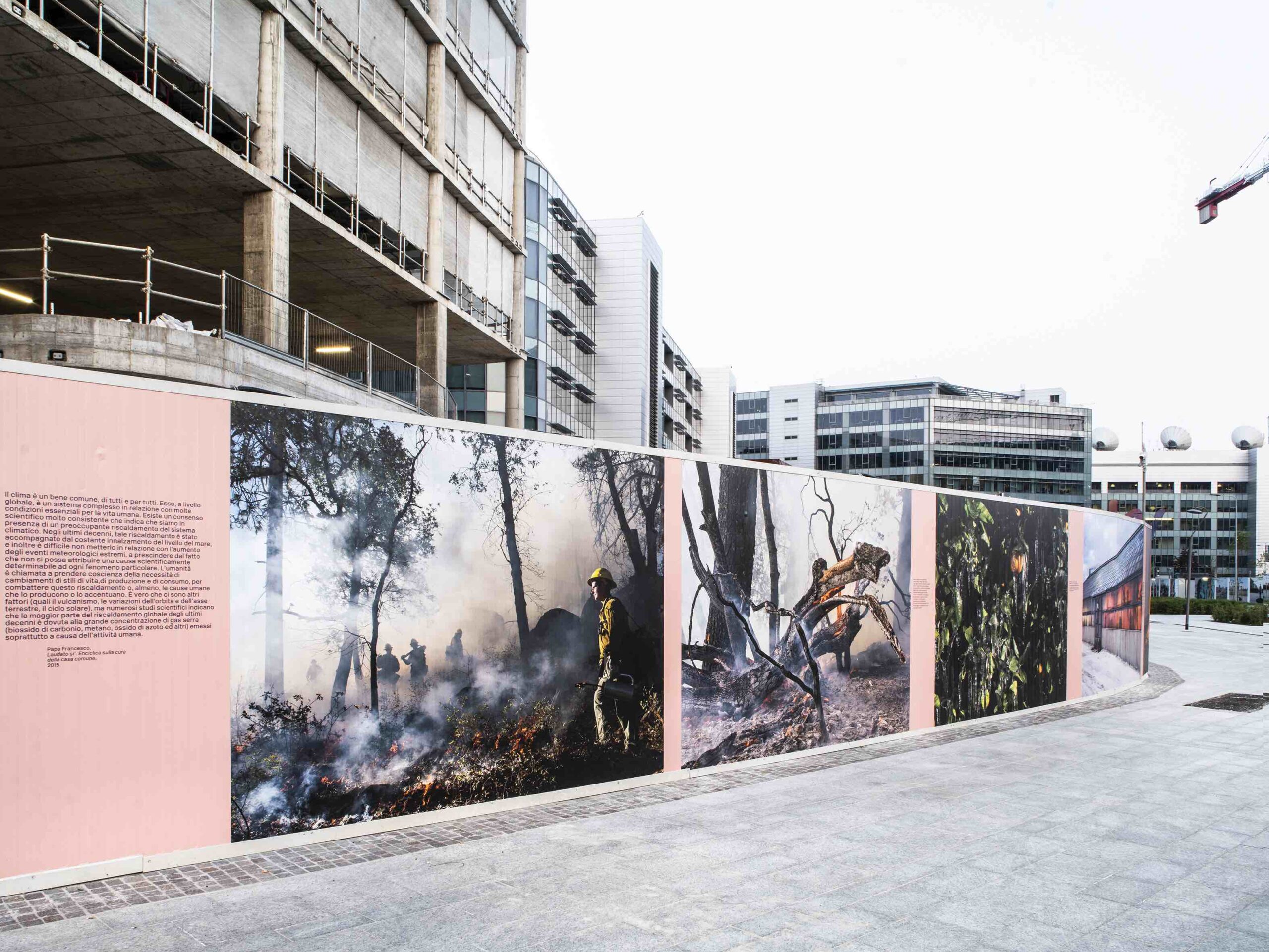 Rigenerazione urbana: la fotografia d’autore sulle recinzioni dei cantieri