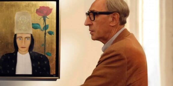 Franco Battiato al fianco del suo dipinto "Donna con rosa"
