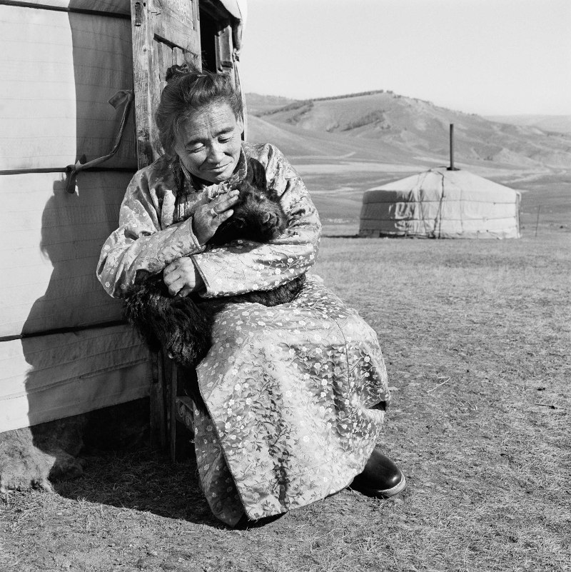 Provincia del Hôvsgôl, Mongolia, 2017 “I tempi stanno cambiando, non siamo più nomadi ma mi piace vivere qui, lontano dalla città, come ho vissuto per tutta la mia vita. Adoro stare fuori dalla mia iurta al tramonto; mi siedo qui insieme al mio gatto e alla mia capra e guardiamo il sole scendere.” 150 x 150 cm ©Christian Tasso