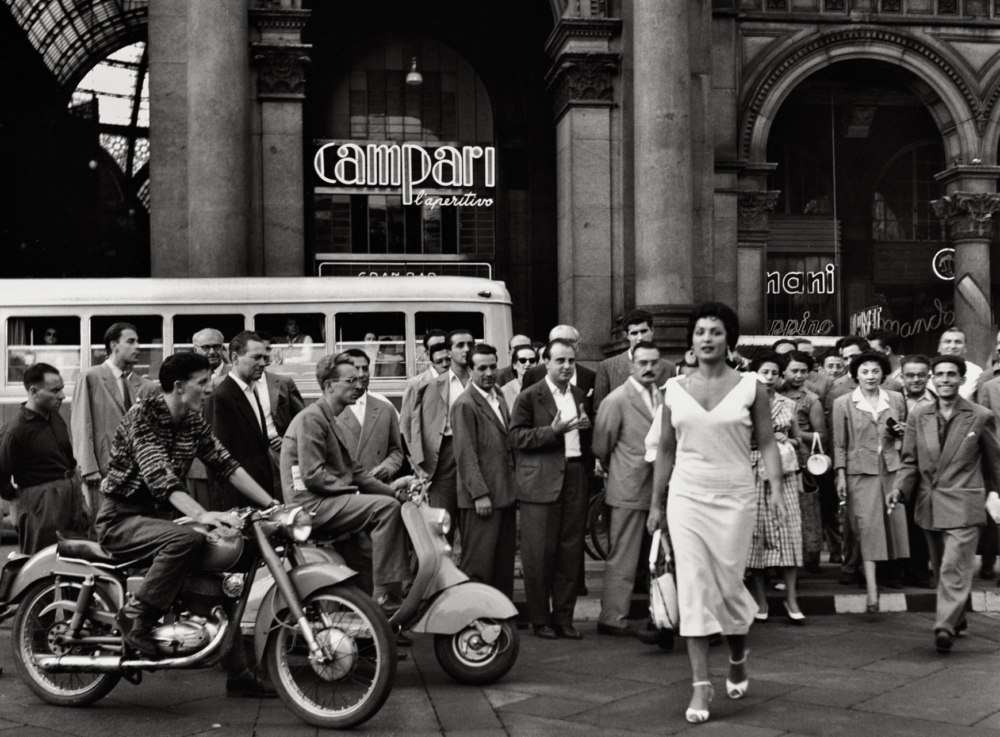 Gli italiani si voltano, Milan o, 1954 © Archivio Mario De Biasi / courtesy Admira, Milan