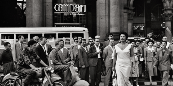 Gli italiani si voltano, Milan o, 1954 © Archivio Mario De Biasi / courtesy Admira, Milan