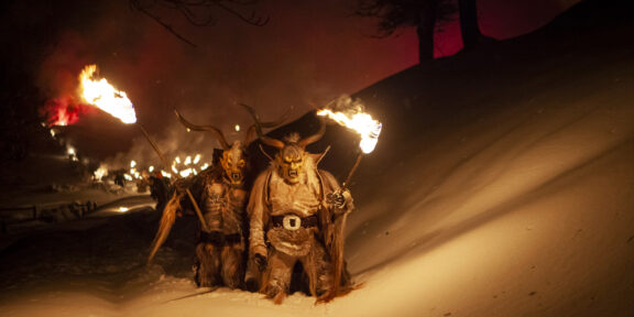 Stefano Torrione Friuli Alla luce delle fiaccole i Krampus scendono dai boschi di Rutte Piccolo, frazione di Tarvisio. I demoni delle Alpi sono diffusi dall’Alto Adige al Friuli, dalla Slovenia fino alla Carinzia e Stiria.