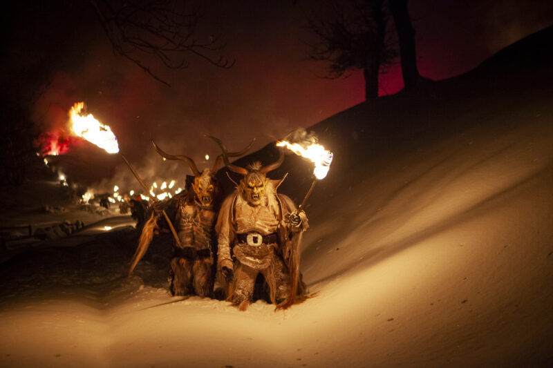 Stefano Torrione Friuli Alla luce delle fiaccole i Krampus scendono dai boschi di Rutte Piccolo, frazione di Tarvisio. I demoni delle Alpi sono diffusi dall’Alto Adige al Friuli, dalla Slovenia fino alla Carinzia e Stiria.