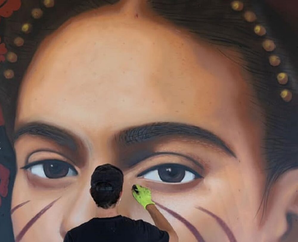 Jorit dipinge le cicatrici di Frida Kahlo