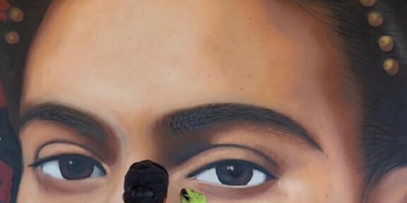 Jorit dipinge le cicatrici di Frida Kahlo