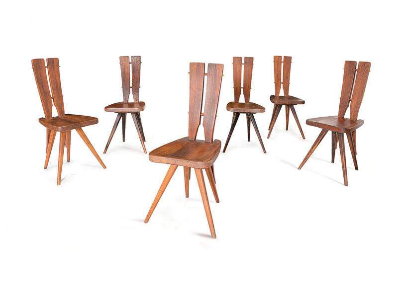 Rara serie di sei sedie in castagno e rovere con bulloni in ottone per la casa del sole di cervinia, CARLO MOLLINO, PRODUZIONE ETTORE CANALI DI BRESCIA, 1953, schienale a doppio elemento curvato e gambe rastremate congiunte al centro sotto la seduta; usure, patinatura scura postuma e qualche vite sostituita. 47x45 h 94 cm Autentica e archiviazione presso Museo Casa Mollino di Torino a cura di F.Ferrari allegata.