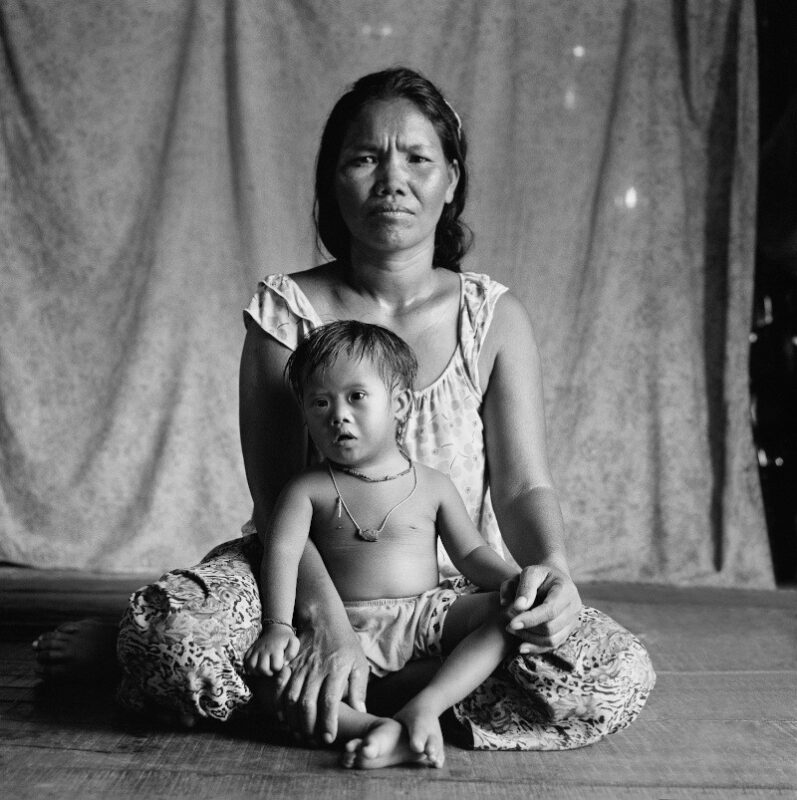 Kampong Cham, Cambogia, 2016 “Mio figlio crescerà a casa sua, nella sua comunità.” 150 x 150 cm ©Christian Tasso