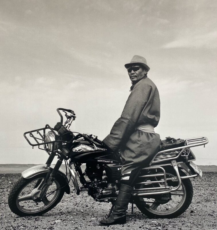 . Provincia del Hôvsgôl, Mongolia, 2017 “Adoro i cavalli, mi piacciono e li cavalco sempre quando posso. Ma adoro anche la mia moto, che spesso è più comoda e mi permette di essere più veloce.” 150 x 150 cm ©Christian Tasso