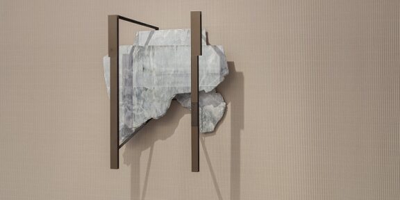 Fabrizio Prevedello, Tempi (297), 2020, acciaio, alluminio, gomma, marmo Bardiglio, rame. 100 x 91,5 x 44 cm